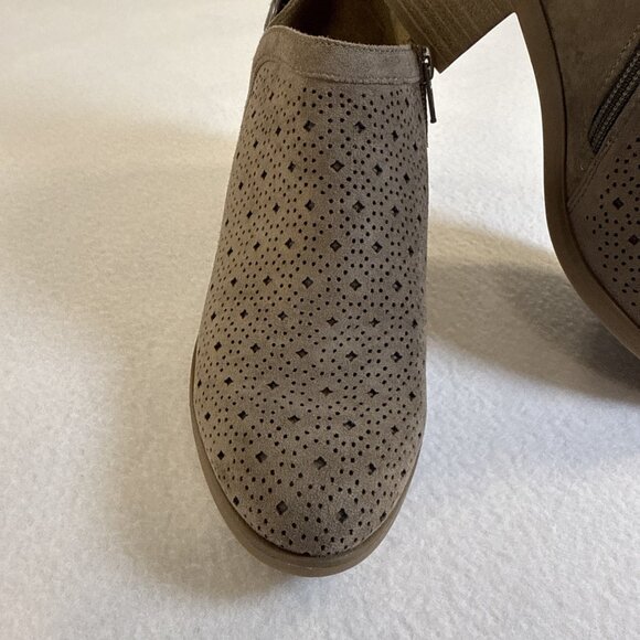 Sonoma Women’s Brown Vitalize Booties Size 7 with Diamond Pattern - Picture 2 of 9